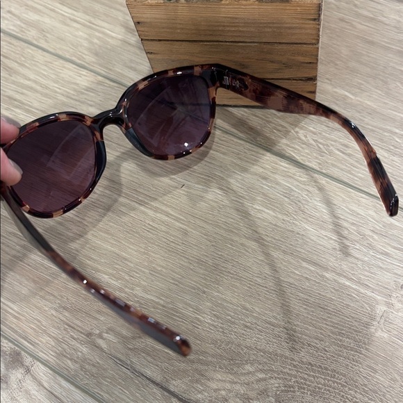 Tortoise Shell Sunglasses - Picture 5 of 6